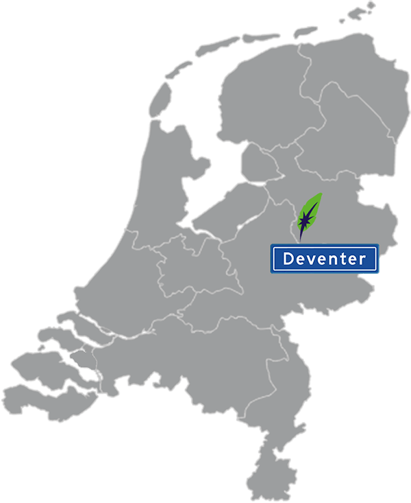 Grijze kaart van Nederland met Deventer aangegeven met blauw plaatsnaambord met witte letters en Dagnall veer voor cursus Nederlands - blauw plaatsnaambord met witte letters en Dagnall veer - transparante achtergrond - 600 * 733 pixels